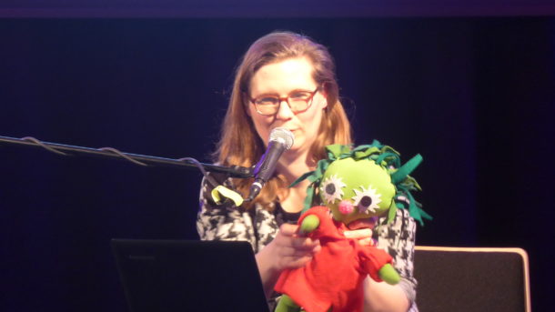 Die Autorin Kirsten Fuchs liest auf der Bühne des Leipziger Kupfersaals aus ihrem ersten Kinderbuch "Der Miesepups"